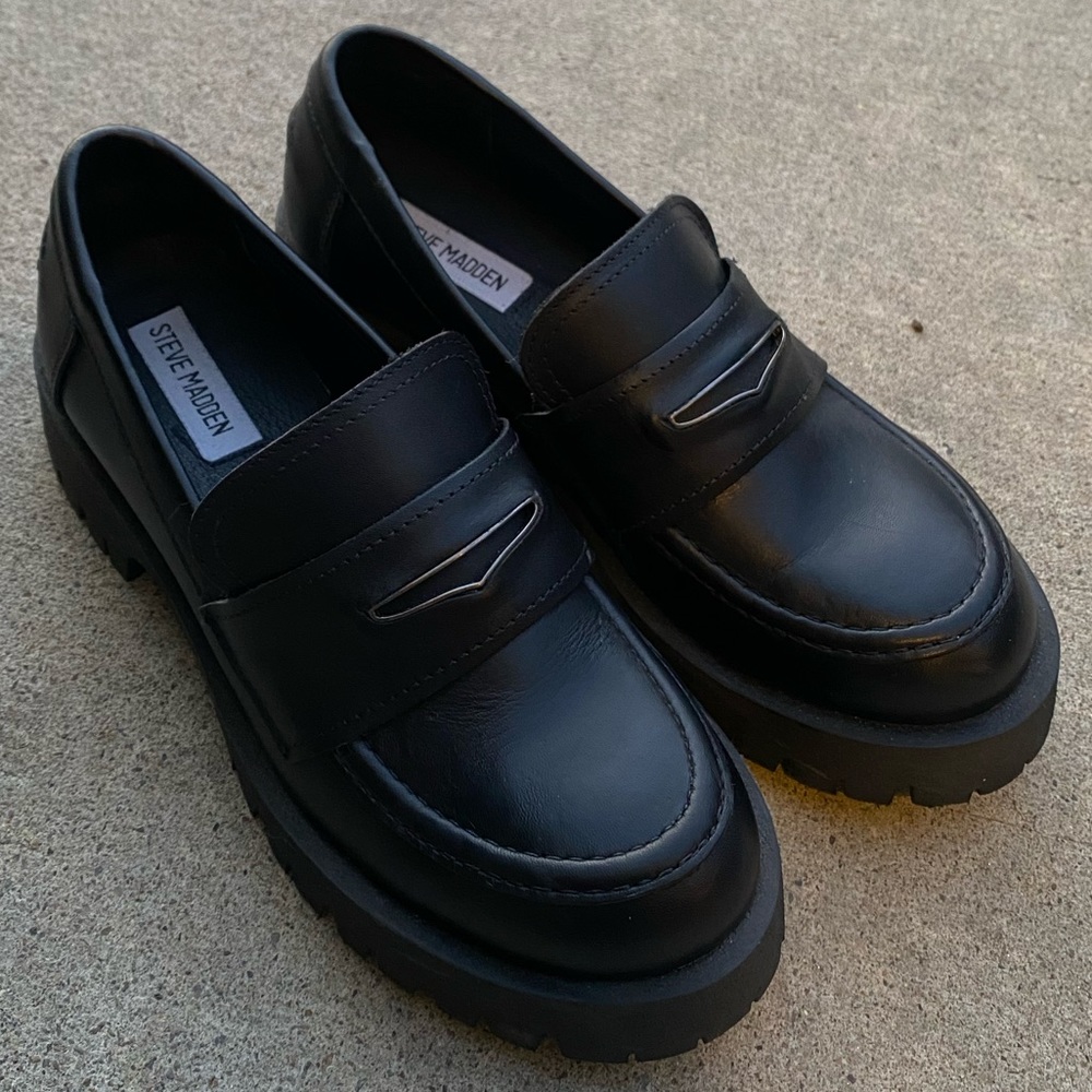 Steve Madden Lawrence Black Loafer Size 8. Leather. EXCELLENT condition.